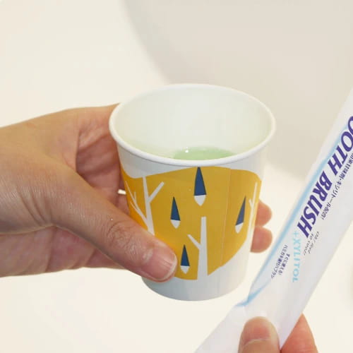 患者さま用のエプロン・紙コップは使い捨てを使用。
