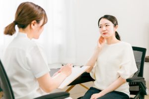 受け口を外科的な施術で治せば、顔のエラもなくなる？