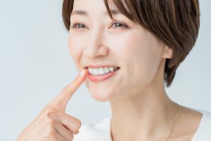 人より歯が小さいけど、矯正で治せる？治すべき？
